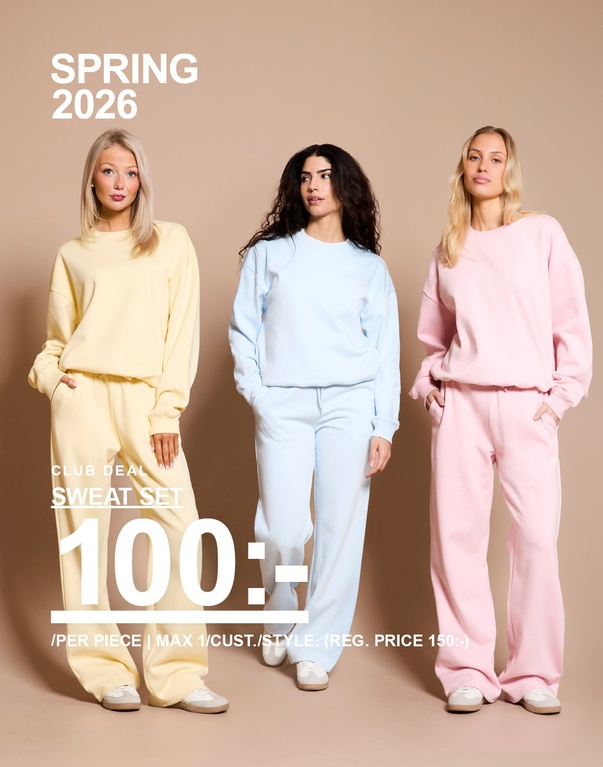 Tre tjejer i sweat set – ett gult, ett ljusblått och ett rosa. Kampanjtext: “CLUB DEAL, SWEAT SET, 100:- (ORD. PRIS 150:-)”.