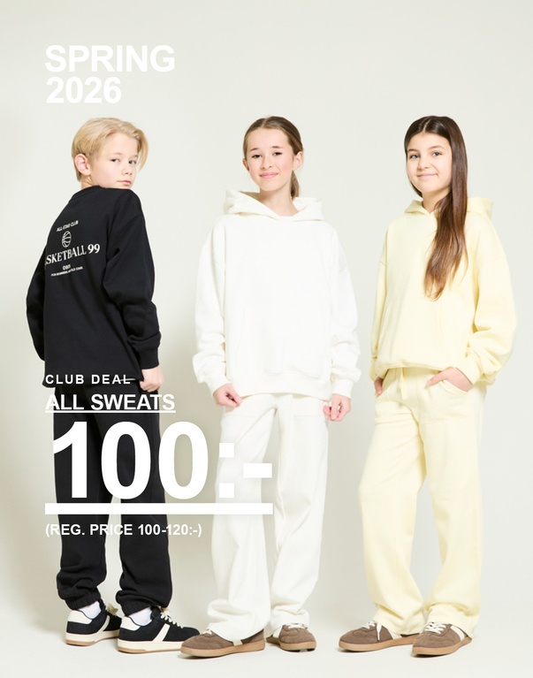 Tre barn i sweatsets i svart, vitt och gult står mot ljus bakgrund. Kampanjtext: ”Spring 2026 Club deal All sweats 100:- (reg. price 100–120:-)”.