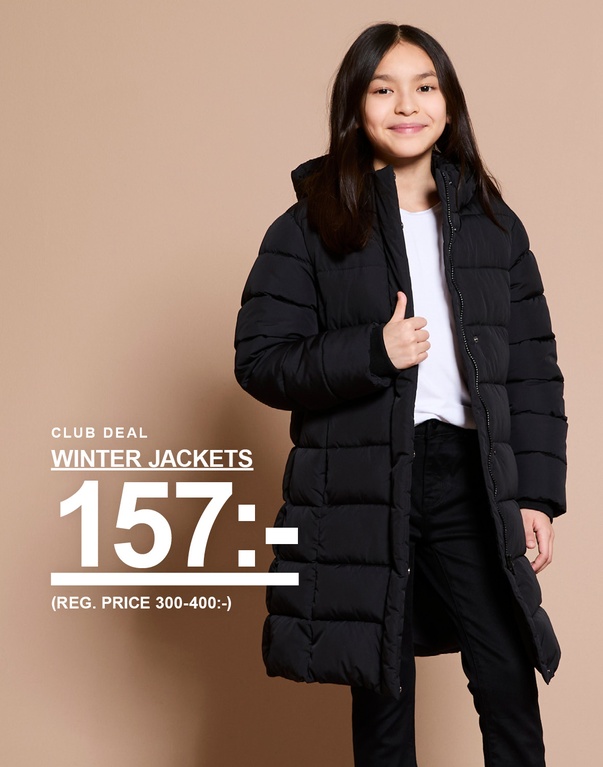 Barn i svart lång vinterjacka och svarta byxor står mot ljus bakgrund. Text: ”Club deal Winter jackets 157:- (ord. pris 300–400:-)”.