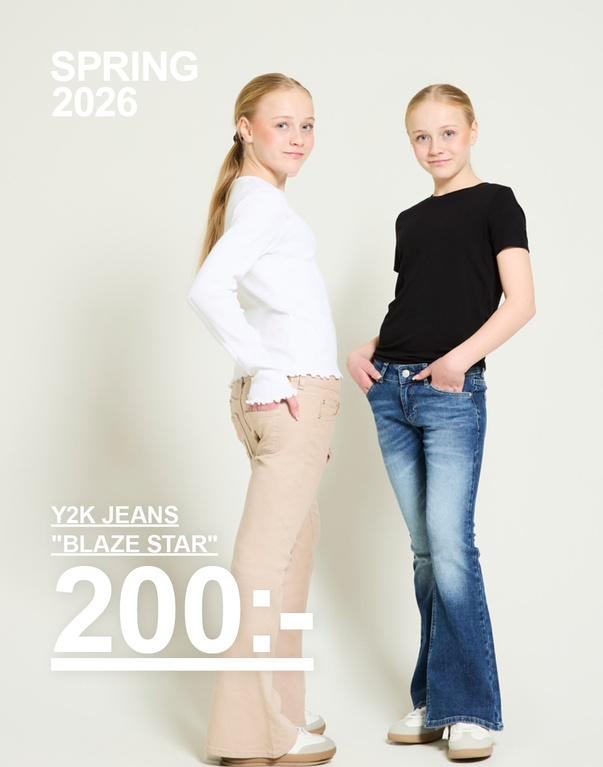 Två barn bär jeans i blått och beige med toppar i svart och vitt mot ljus bakgrund. Kampanjtext: ”Spring 2026 Y2K jeans ‘Blaze Star’ 200:-”.