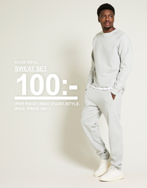 Man i grå sweat set med sweatshirt och mjukisbyxor mot ljus bakgrund. Club deal Sweat set 100:- /per piece | max 1/cust./style. (reg. price 150:-)
