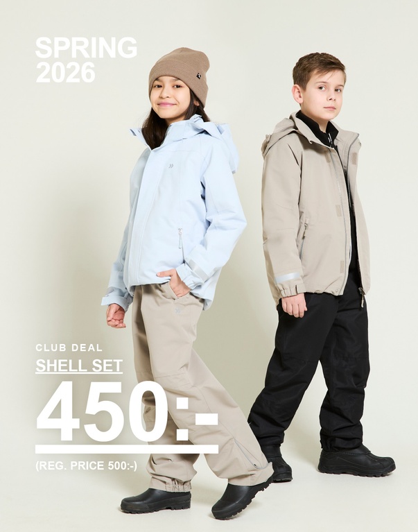 Två barn i skaljacka och skalbyxor i ljusblått och beige mot ljus bakgrund. SPRING 2026 CLUB DEAL SHELL SET 450:- (REG. PRICE 500:-)