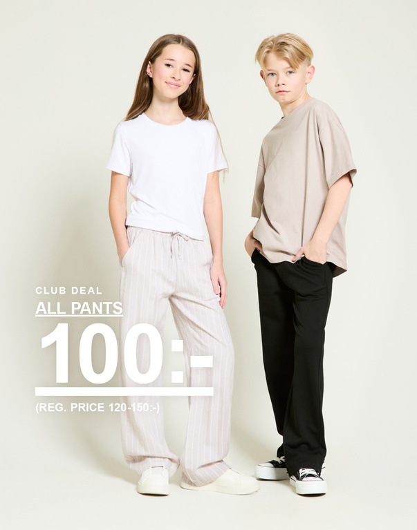 Flicka i randiga byxor och vit t-shirt samt pojke i beige t-shirt och svarta byxor mot ljus bakgrund. SPRING 2026 CLUB DEAL ALL PANTS 100,- (REG. PRICE 120-150,-)