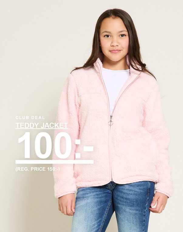 Flicka i rosa teddyjacka med dragkedja och blå jeans mot ljus bakgrund. CLUB DEAL TEDDY JACKET 100:- (REG. PRICE 150:-)