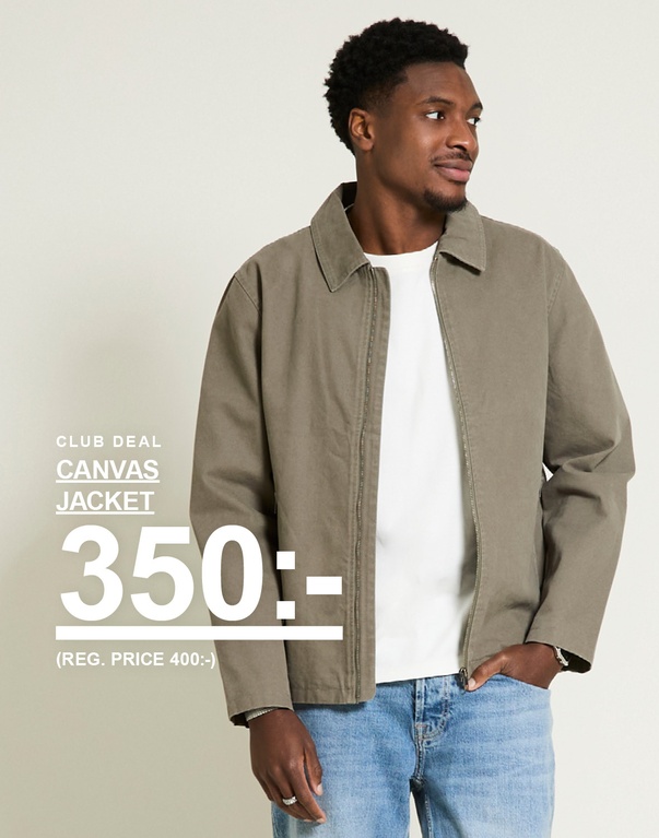 Man i olivgrön canvas jacket med vit t-shirt och ljusa jeans mot ljus bakgrund. Club deal canvas jacket 350:- (reg. price 400:-)