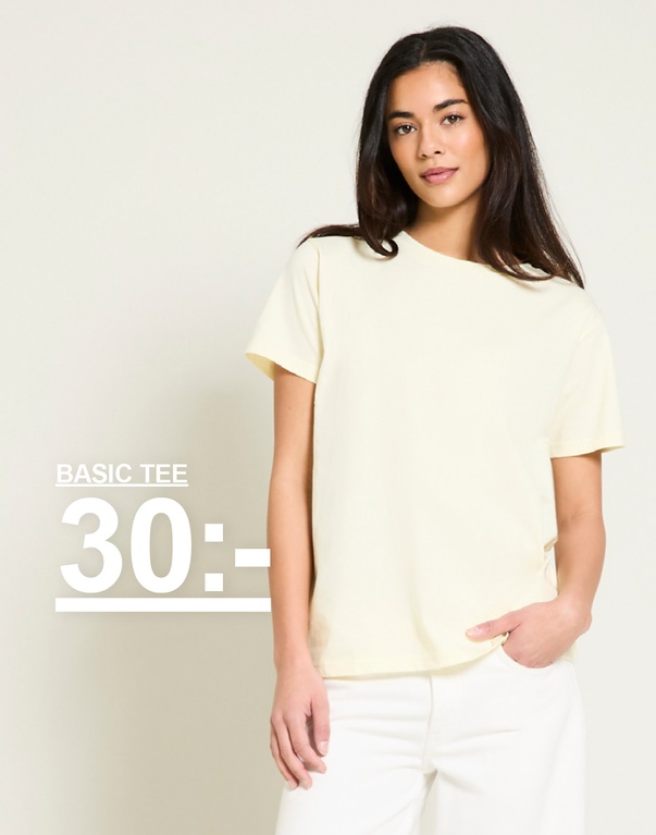 T-shirt i ljusgul. Kampanjtext: 'BASIC TEE, 30:-'.
