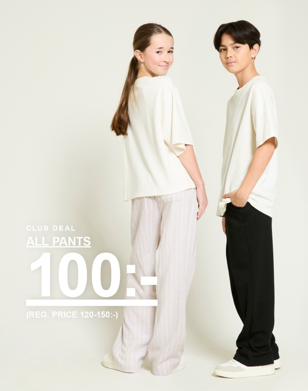 Två barn i ljusa toppar och byxor i beige och svart. Kampanjtext: ”ALL PANTS, 100:-”