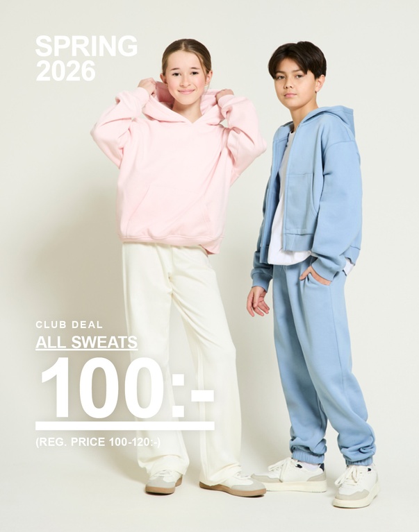 Tre barn i sweatsuits i rosa, gult och blått. Kampanjtext: ”ALL SWEATS, 100:-”