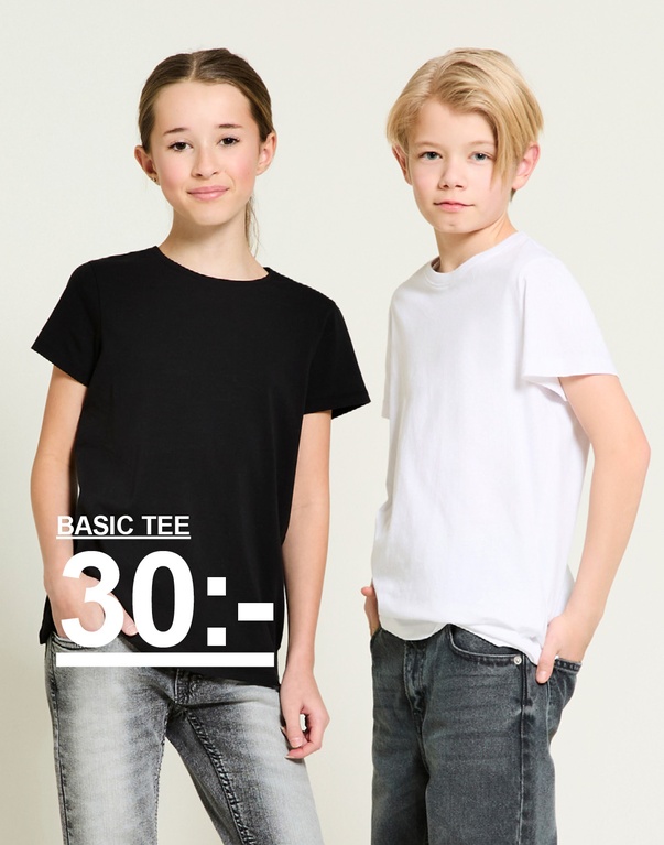 Sweatpants i marinblå, grå, offwhite, beige och rosa hängande på galgar mot ljus bakgrund. CLUB DEAL SWEATPANTS 2 FOR 100:- (REG. PRICE 160:-)