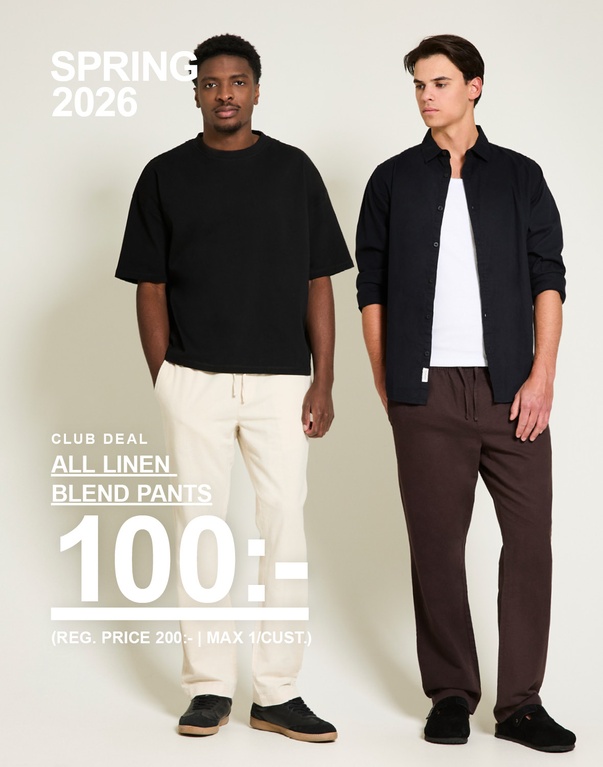 Två män i linneblandade byxor – en med svart t-shirt och ljusa byxor, en med svart skjorta och bruna byxor mot ljus bakgrund. Spring 2026. Club deal. All linen blend pants 100:- (Reg. price 200:- | Max 1/cust.)