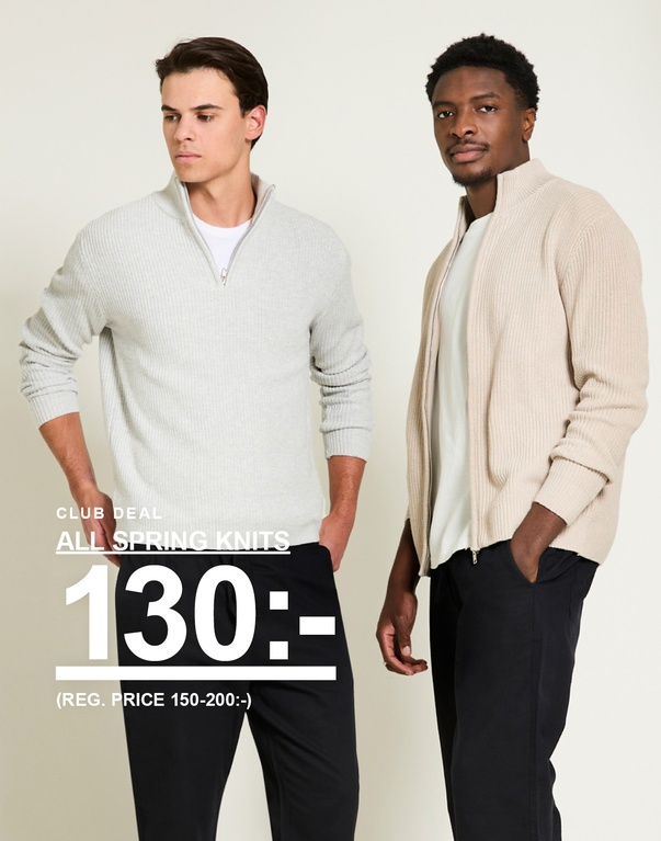 Två män i ljusa stickade tröjor – en i halvzip och en i zip cardigan med mörka byxor mot ljus bakgrund. Club deal. All spring knits 130:- (Reg. price 150-200:-)