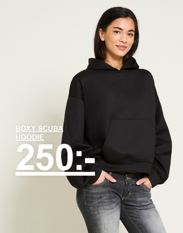Tjej i svart boxy scuba hoodie. Kampanjtext: "BOXY SCUBA HOODIE, 250:-".