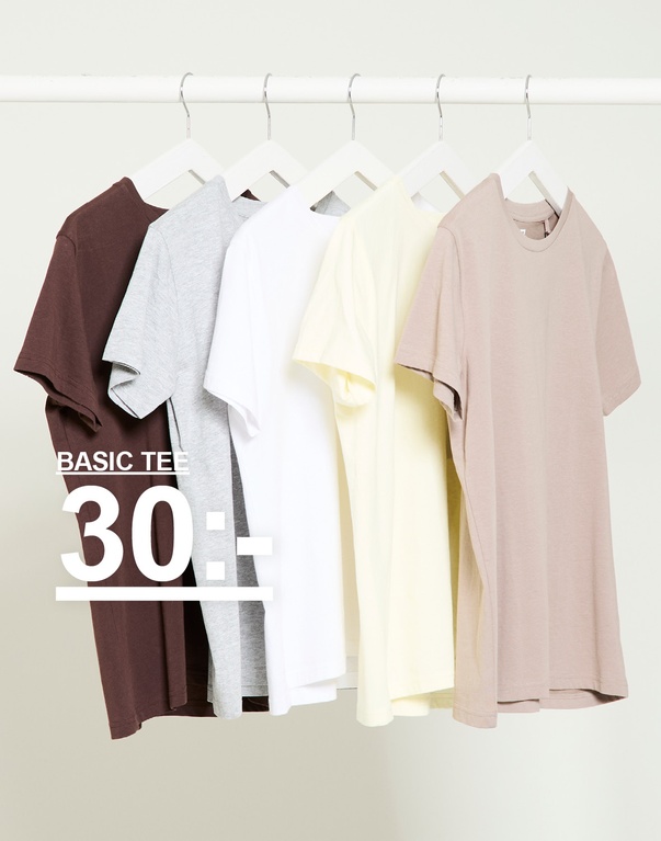 T-shirts i brun, grå, vit, ljusgul och beige. Kampanjtext: "BASIC TEE, 30:-".
