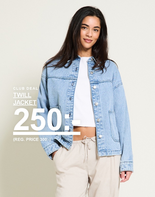 Tjej i ljusblå twilljacka. Kampanjtext: "CLUB DEAL, TWILL JACKET, 250:- (ORD. PRIS 300:-)".