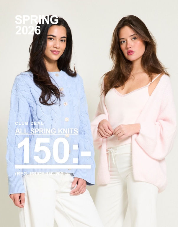 Tre tjejer i stickade tröjor, en blå, en gul och en grön. Kampanjtext: "CLUB DEAL, ALL SPRING KNITS, 150:- (ORD. PRIS 150–200:-)".