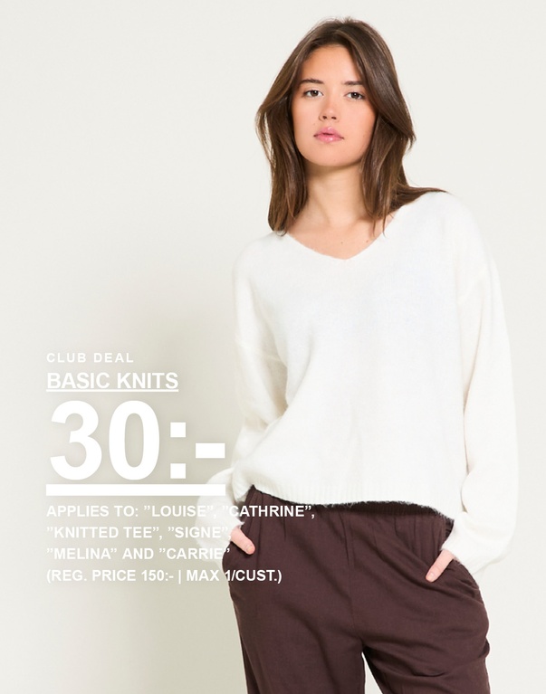 Vit stickad tröja. Kampanjtext: "CLUB DEAL, BASIC KNITS 30:- (ORD. PRIS 150:- | MAX 1/KUND)".