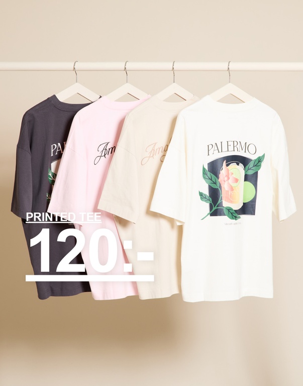 Fyra printade t-shirts i mörkgrått, rosa, beige och vitt på galgar framför beige bakgrund. PRINTED TEE 120:-