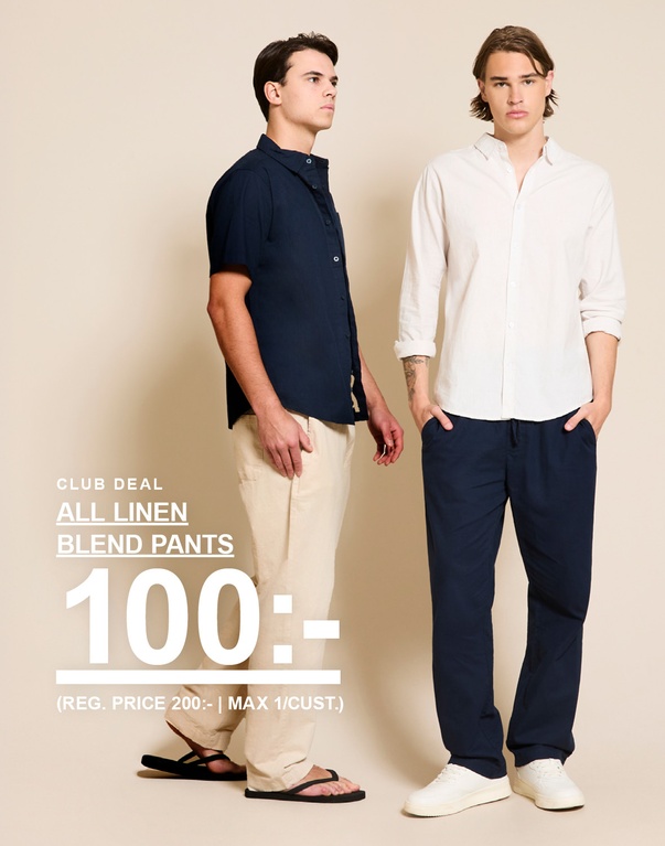 Två män i linnemixade outfits – mörkblå och vit skjorta med ljusa och mörkblå byxor framför beige bakgrund. CLUB DEAL. ALL LINEN BLEND PANTS 100:- (REG. PRICE 200:- | MAX 1/CUST.)