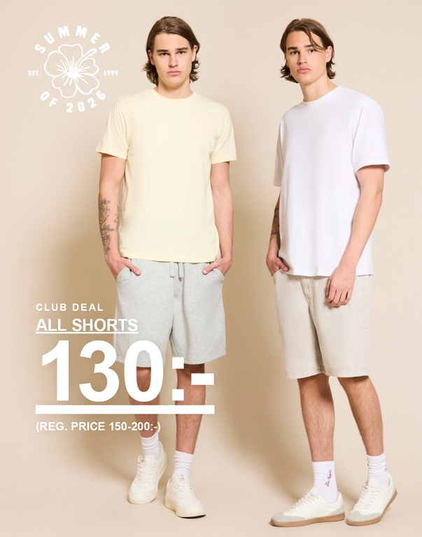 Två män i t-shirts och shorts – ljusgul och ljusblå t-shirt med grå och beige shorts framför beige bakgrund. CLUB DEAL. ALL SHORTS 130:- (REG. PRICE 150-200:-)