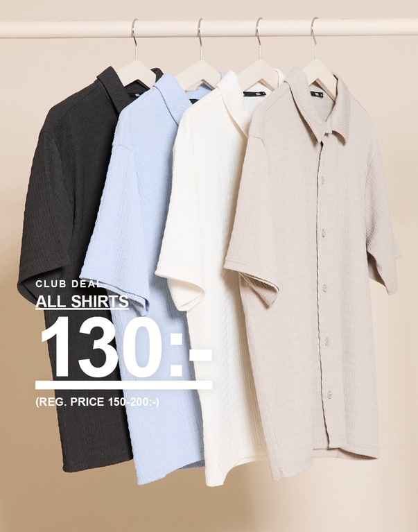 Fyra strukturerade kortärmade skjortor i svart, ljusblått, vitt och beige på galgar framför beige bakgrund. CLUB DEAL. ALL SHIRTS 130:- (REG. PRICE 150-200:-)