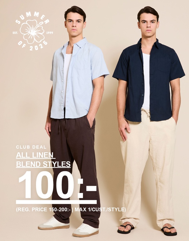 Två män i linnemixade outfits – ljusblå och mörkblå kortärmad skjorta med ljusa byxor framför beige bakgrund. CLUB DEAL. ALL LINEN BLEND STYLES 100:- (REG. PRICE 150–200:- | MAX 1/CUST./STYLE)
