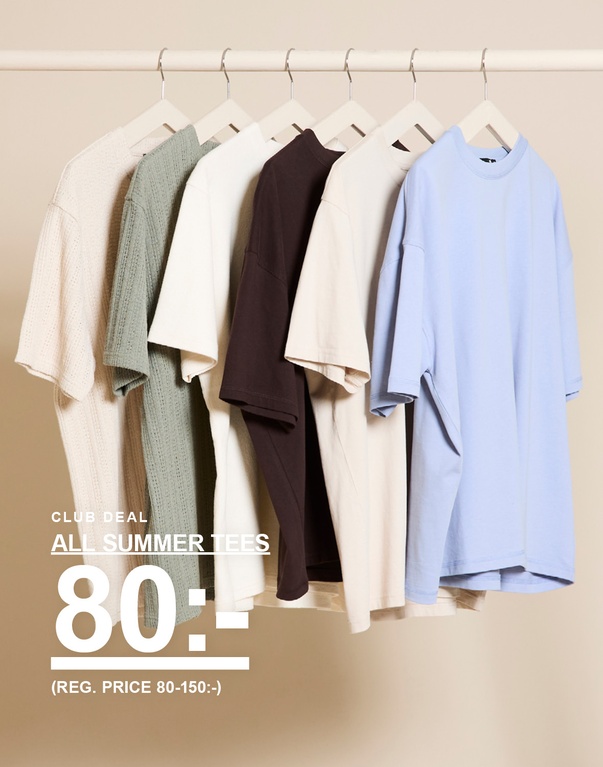 T-shirts i flera färger hänger på galgar framför beige bakgrund. CLUB DEAL ALL SUMMER TEES 80:- (REG. PRICE 80-150:-)