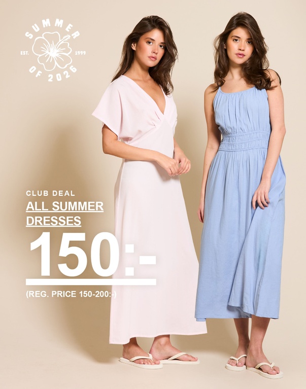 Två tjejer i långa sommarklänningar, en i ljusrosa omlottklänning och en i ljusblå klänning med smock. Kampanjtext: "CLUB DEAL, ALL SUMMER DRESSES, 150:- (ORD. PRIS 150-200:-)"