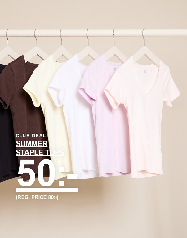T-shirts i färgerna brun, ljusgul, vit, ljusrosa och ljusbeige på galgar. Kampanjtext: 'CLUB DEAL, SUMMER STAPLE TOPS, 50:- (REG. PRICE 80:-)'.