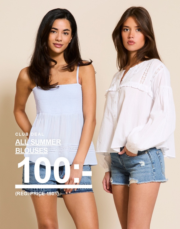 Två tjejer i sommarblusar, en ljusblå och en vit, tillsammans med jeansshorts. Kampanjtext: 'CLUB DEAL, ALL SUMMER BLOUSES, 100:- (REG. PRICE 150:-)'.