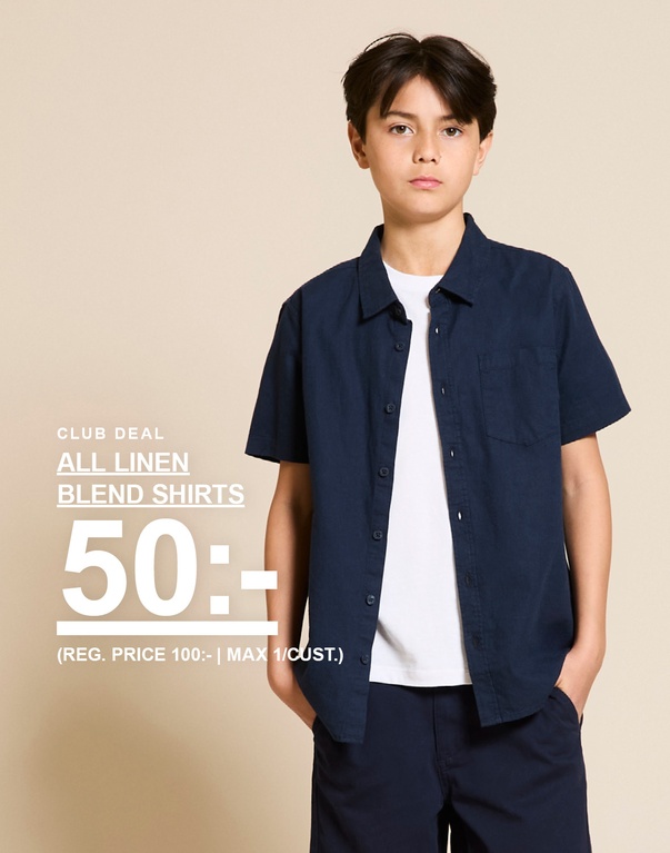 Ett barn i mörkblå linnemix skjorta och shorts framför en ljus bakgrund. CLUB DEAL ALL LINEN BLEND SHIRTS 50:- (REG. PRICE 100:- | MAX 1/CUST.)