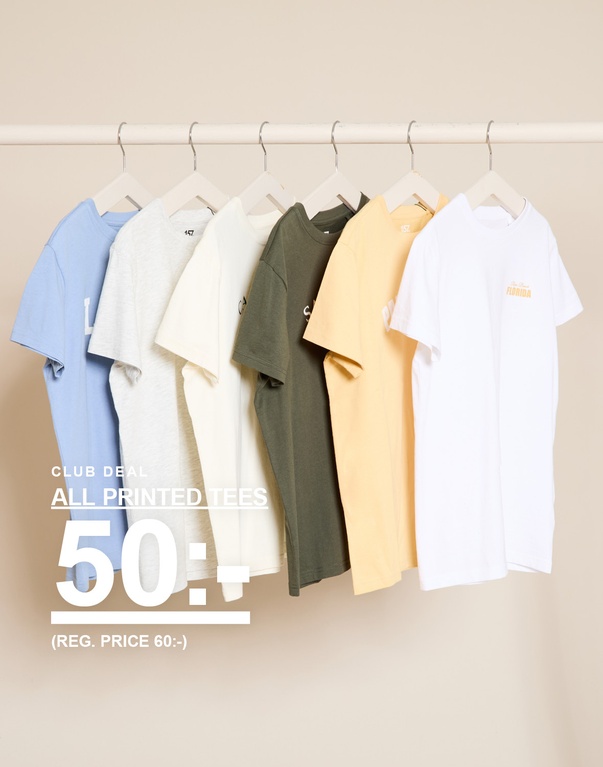 Sex printade t-shirts i färgerna blå, grå, vit, grön, gul och vit på galgar framför en ljus bakgrund. CLUB DEAL ALL PRINTED TEES 50:- (REG. PRICE 60:-)