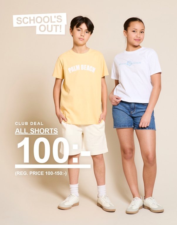 Tre barn i shorts och somriga toppar i färgerna gul, blå och vit framför en ljus bakgrund. SCHOOL'S OUT! CLUB DEAL ALL SHORTS 100:- (REG. PRICE 100-150:-)