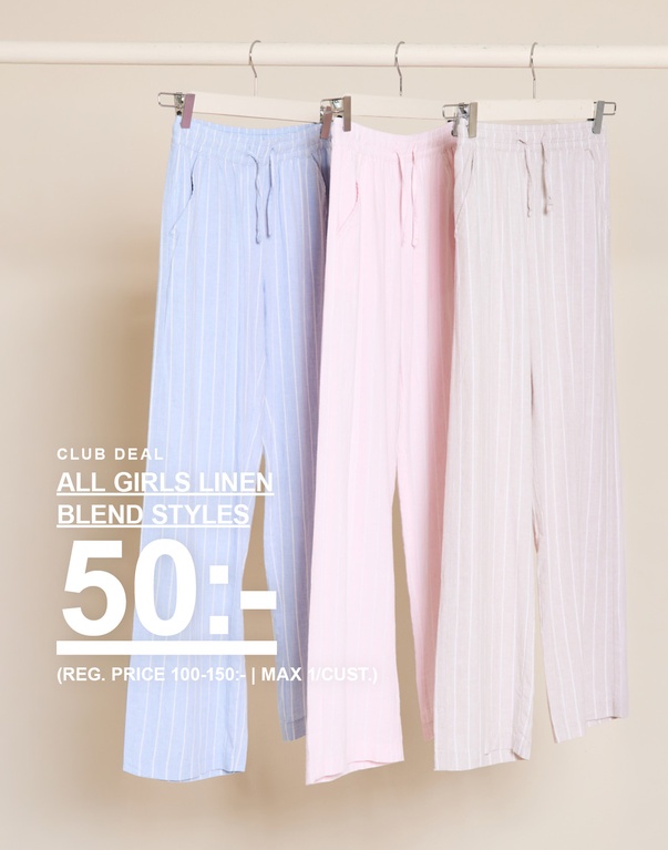 Tre randiga byxor i linnemix i färgerna blå, rosa och vit på galgar framför en ljus bakgrund. CLUB DEAL ALL GIRLS LINEN BLEND STYLES 50:- (REG. PRICE 100-150:- | MAX 1/CUST.)