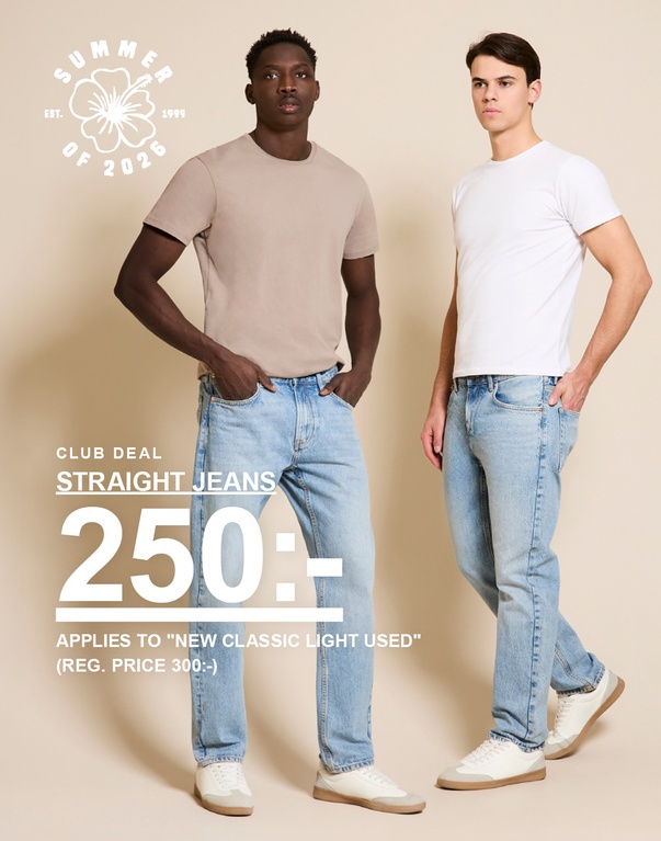 Två killar i ljusa straight jeans och enfärgade t-shirts poserar mot beige bakgrund. Kampanjtext: "CLUB DEAL, STRAIGHT JEANS, 250:- (ORD. PRIS 300:- Gäller ”New Classic Light Used”)"
