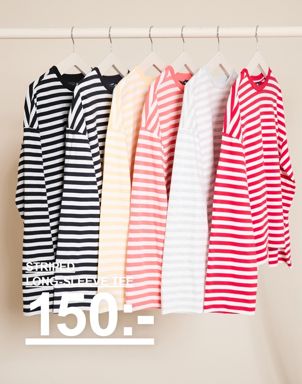 Randiga långärmade toppar i svartvitt, mörkblått, beige, rosa, vitt och ceriserosa på galgar. Kampanjtext: "STRIPED LONG SLEEVE TEE, 150:-".