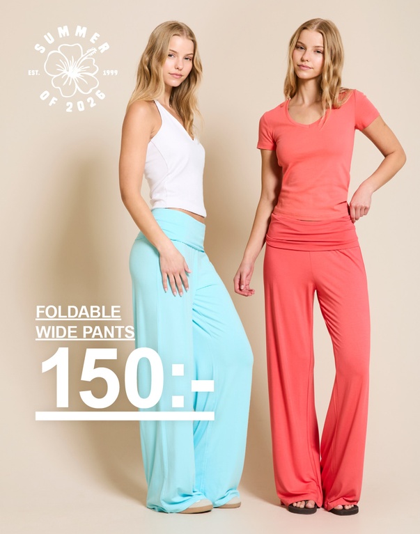 Tre tjejer i foldable wide pants, ett par turkosa, ett par peachfärgade och ett par aprikosfärgade. Kampanjtext: "FOLDABLE WIDE PANTS, 150:-".