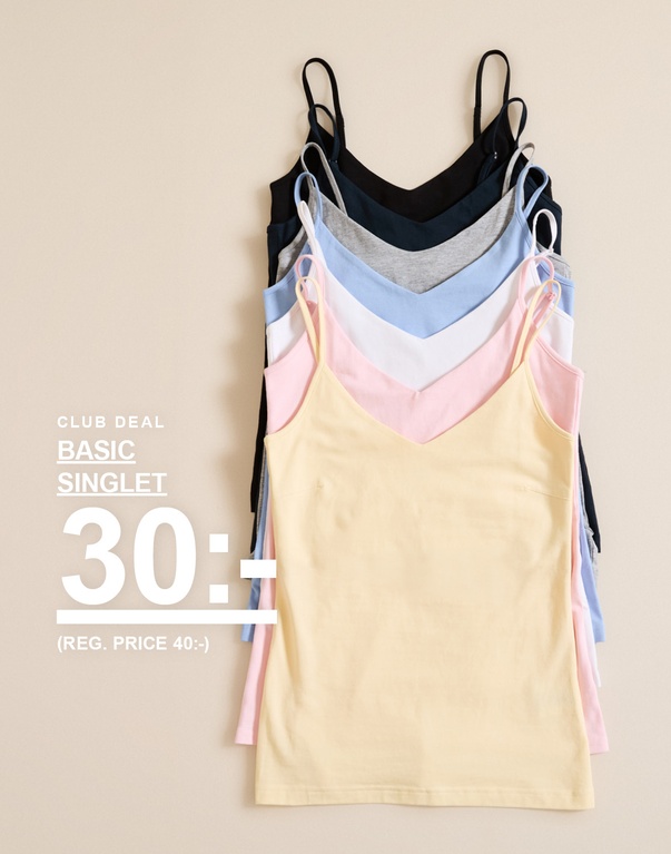 Basic singlets i svart, mörkblå, gråmelerad, ljusblå, vit, ljusrosa och ljusgul på galge. Kampanjtext: "CLUB DEAL, BASIC SINGLET, 30:- (REG. PRICE 40:-)".