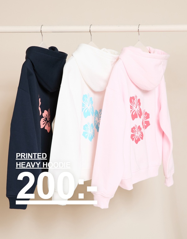 Tre printed heavy hoodies på galge, en marinblå, en vit och en ljusrosa med blommigt print. Kampanjtext: "PRINTED HEAVY HOODIE, 200:-".