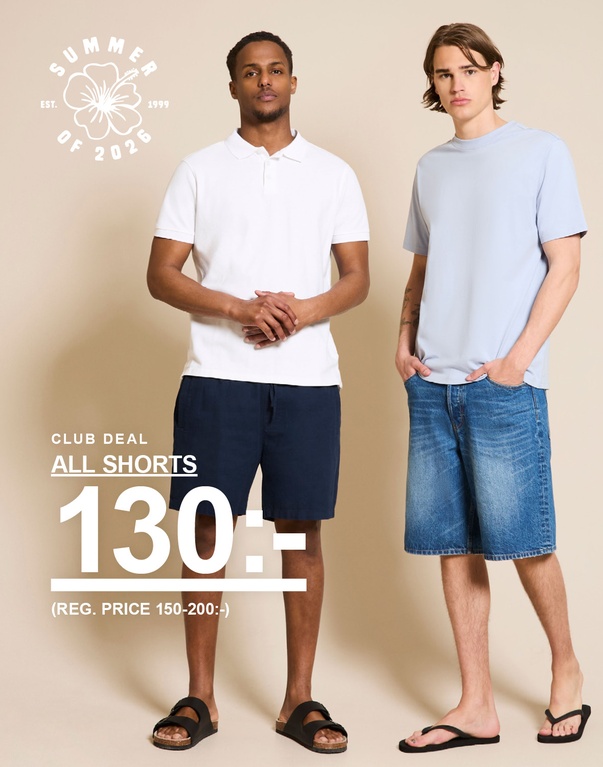 Två män i shorts och t-shirts – vit piké med mörkblå shorts och ljusblå t-shirt med jeansshorts framför beige bakgrund. CLUB DEAL. ALL SHORTS 130:- (REG. PRICE 150-200:-)