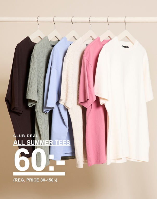 Sommarplagg på galgar – mörkbrun, grön, ljusblå, beige, rosa och vit t-shirt framför beige bakgrund. CLUB DEAL. ALL SUMMER TEES 60:- (REG. PRICE 80-150:-)