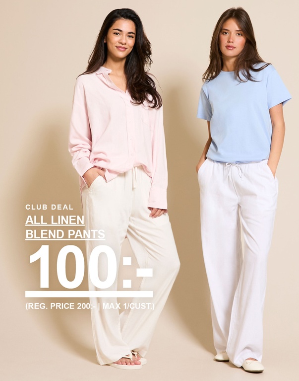 Två tjejer i linneblandade byxor, en med ljusrosa skjorta och en med ljusblå t-shirt. Kampanjtext: "CLUB DEAL, ALL LINEN BLEND PANTS 100:- (ORD. PRIS 200:-, MAX 1/KUND)".