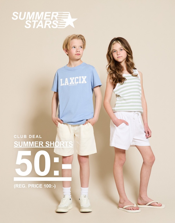 Tre barn står framför en ljus bakgrund iklädda somriga outfits med shorts i vitt och rosa samt T-shirts och linne i ljusa färger. SUMMER STARS CLUB DEAL SUMMER SHORTS 50:- (REG. PRICE 100:-)