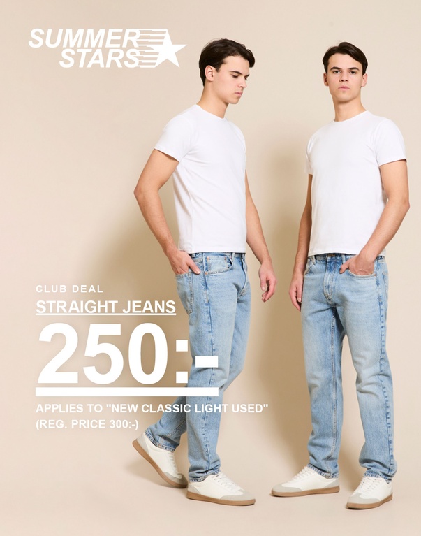 Två killar i ljusa straight jeans och enfärgade t-shirts poserar mot beige bakgrund. Kampanjtext: "CLUB DEAL, STRAIGHT JEANS, 250:- (ORD. PRIS 300:- Gäller ”New Classic Light Used”)"