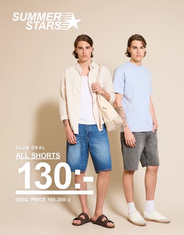 Tre män i sommarkläder med shorts i vitt, denim och grått samt ljusa toppar. SUMMER STARS. CLUB DEAL. ALL SHORTS 130:- (REG. PRICE 150-200:-)