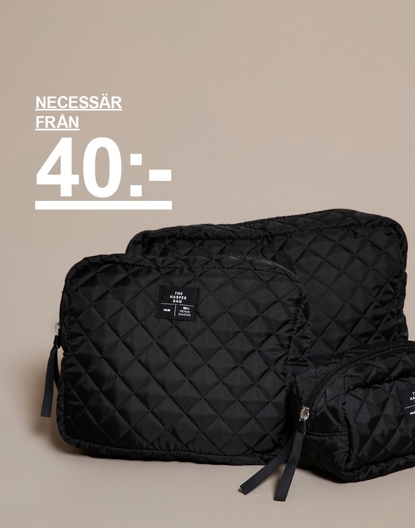 Beige necessärer med blommönster i tre storlekar. Kampanjtext: "NECESSÄR FRÅN 40:-".