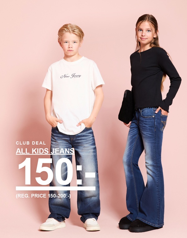 Två barn bär jeans från Back to School-kollektionen. Club Deal: alla barnjeans 150 kr. Ord. pris: 150–200 kr.