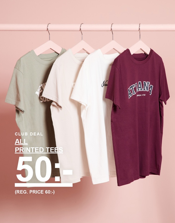 Fyra t-shirts med tryck hänger på klädhängare. Club Deal: alla tryckta t-shirts 50 kr. Ord. pris: 60 kr.