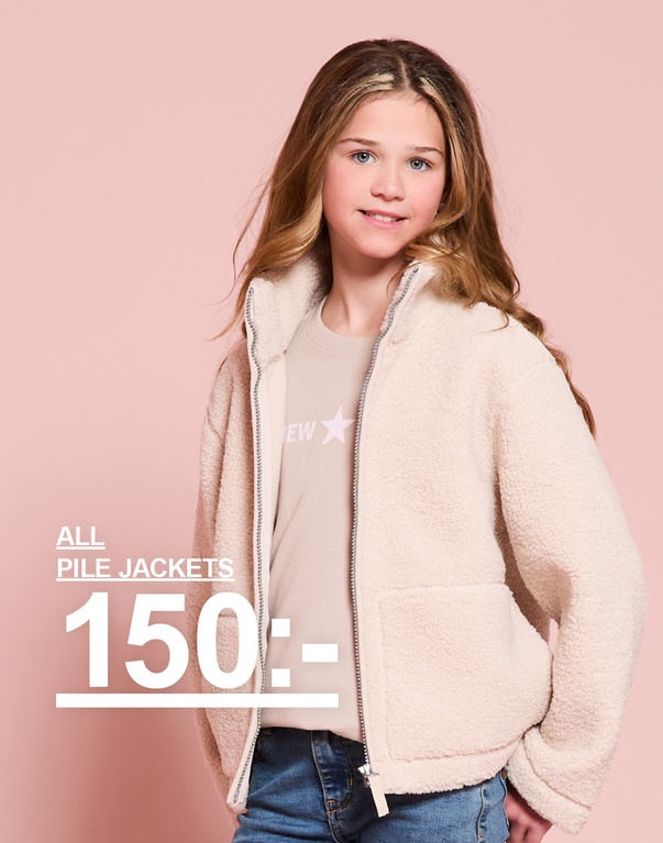 Ett barn bär en ljus pilejacka. Alla pilejackor 150 kr.