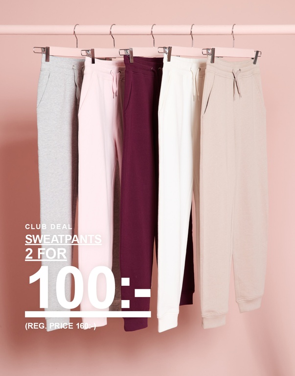 Fem sweatpants i olika färger hänger på klädhängare. Club Deal: sweatpants 2 för 100 kr. Ord. pris: 160 kr.