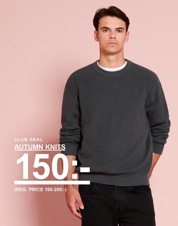 Kille i mörkgrå stickad tröja och svarta jeans. Kampanjtext: "CLUB DEAL – AUTUMN KNITS 150:- (ORD. PRIS 150–200:-)"
